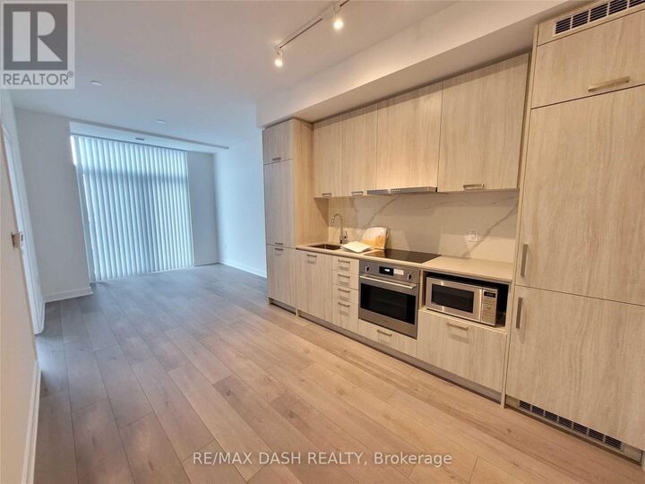 Property Photo:  10 Honeycrisp Crescent 1118  ON L4K 0M7 