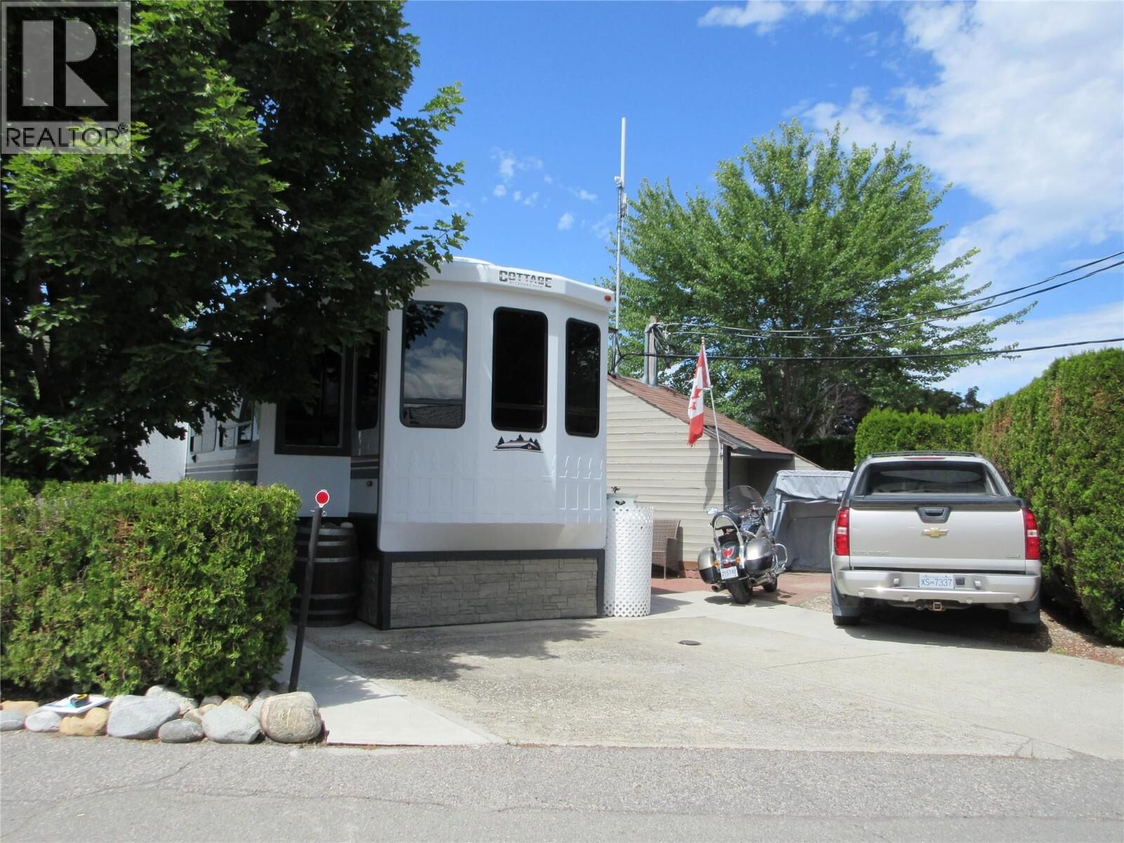 Property Photo: 415 Commonwealth Road 835 BC V4V 1P4