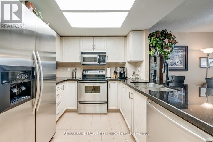 Property Photo:  18 Concorde Place Lc7  ON M3C 3T9 