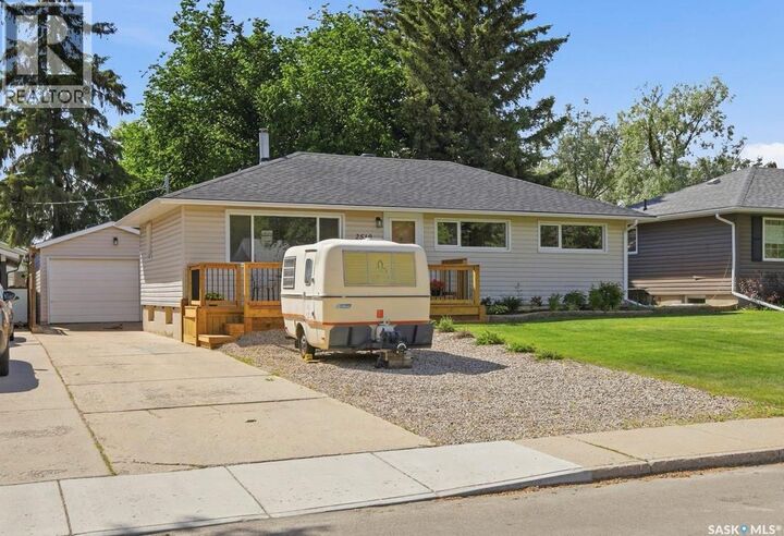 Property Photo: 2510 Lansdowne Avenue SK S7J 1H4