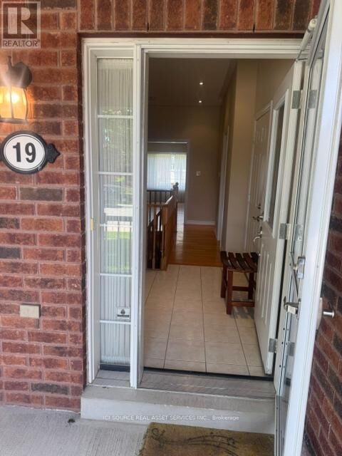 Property Photo:  19 Leland Lane East  ON L4A 0M3 