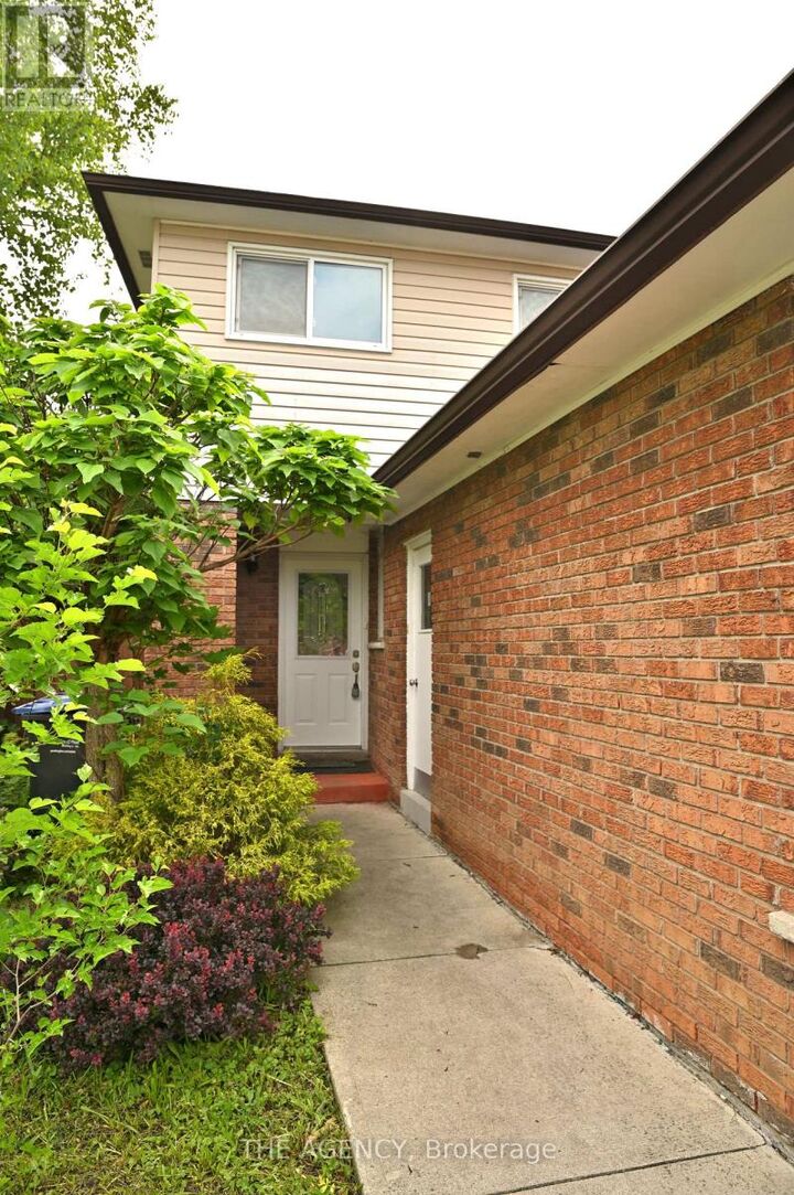 Property Photo: 2720 Windjammer Road ON L5L 1T7