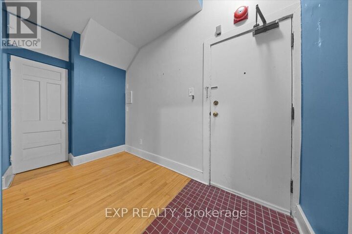 Property Photo: 484 Gilmour Street 1 ON K1R 5L4