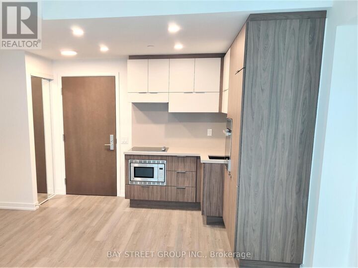 Property Photo: 39 Roehampton Avenue 2807 ON M4P 0G1
