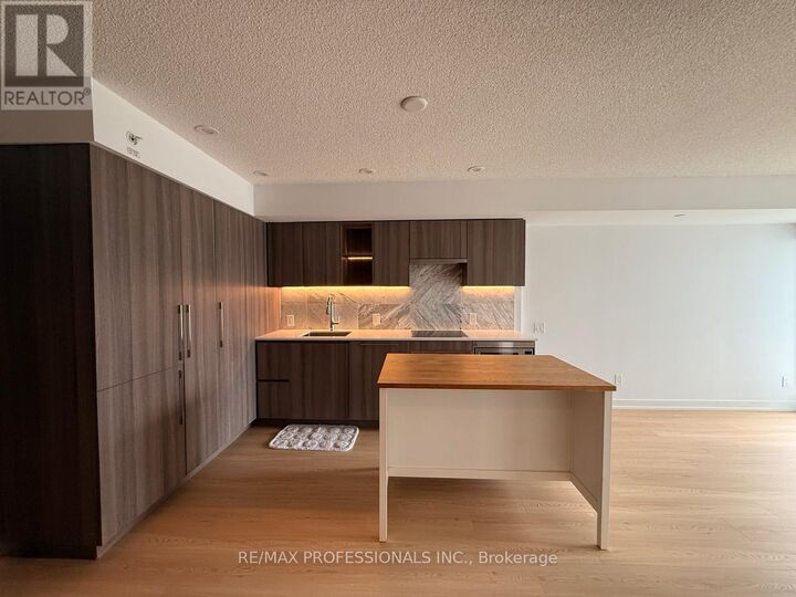 Property Photo: 19 Bathurst Street 1708 ON M5V 0N1