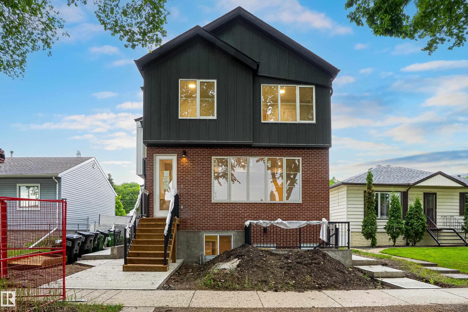 Property Photo:  9747 65 Avenue NW  AB T6E 0K5 