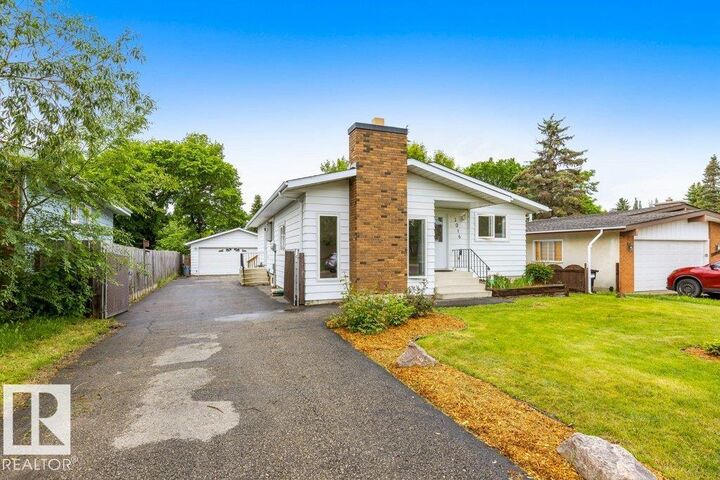 Property Photo:  2016 82 Street NW  AB T6K 1Z4 