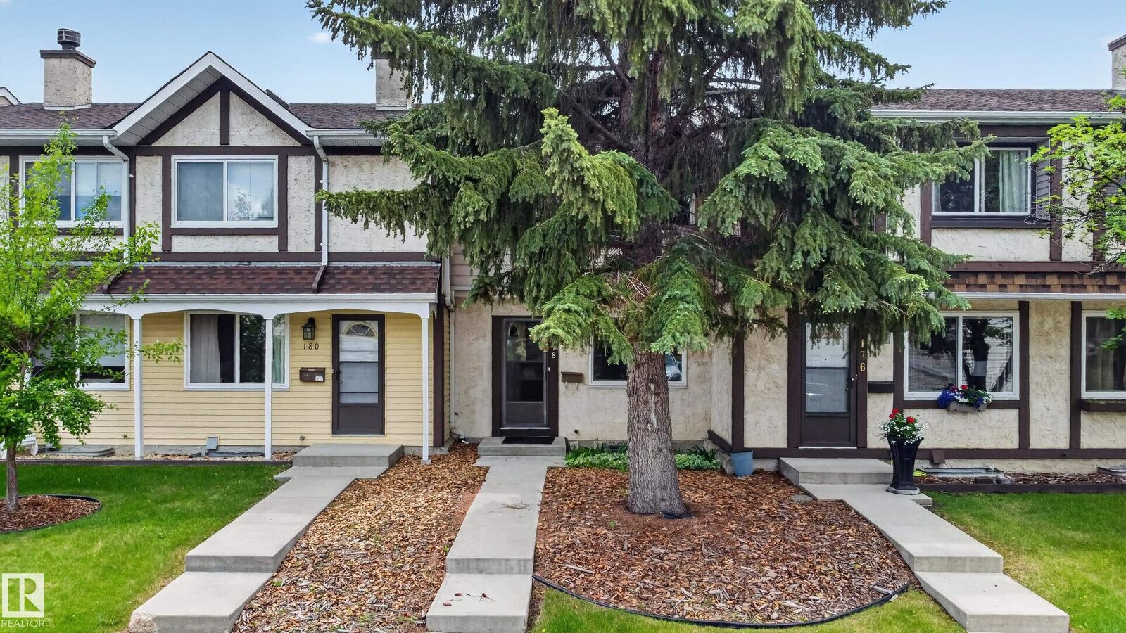 Property Photo:  178 Tudor Lane NW  AB T6J 3T5 