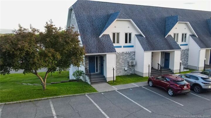 20 Du Bourg Avenue — photo 1