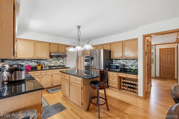 Property Photo:  52825 Seven Oaks Drive  MI 48316 2992 
