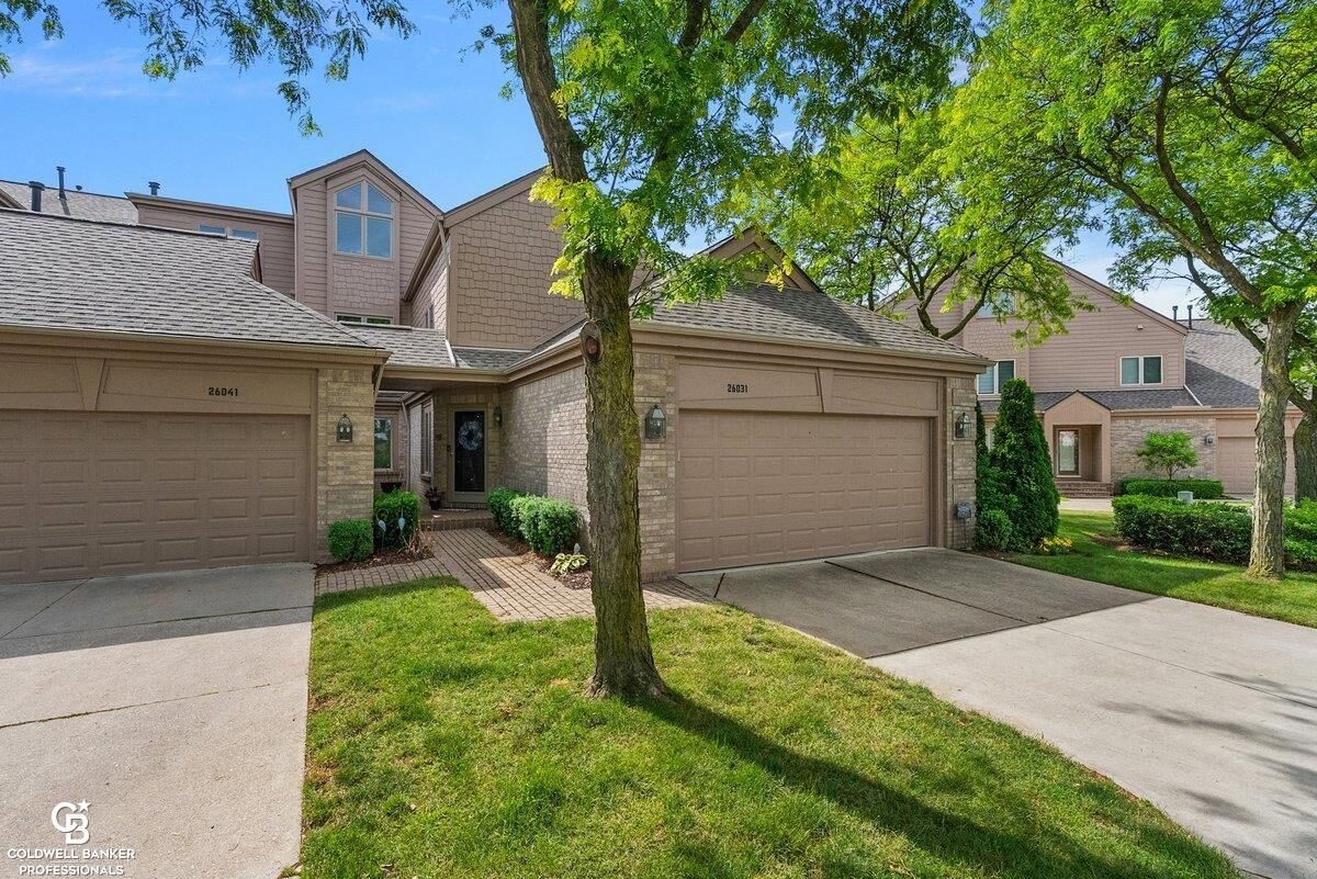 Property Photo:  26031 N Harbour Pointe Dr N Drive Unit #9  MI 48045-3298 