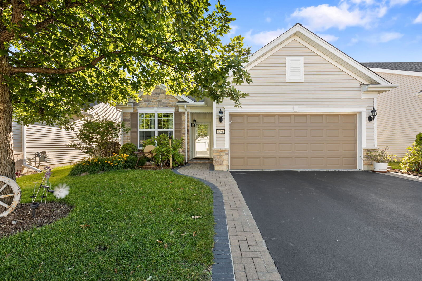Property Photo:  860 Cascade Falls Drive  IL 60124 