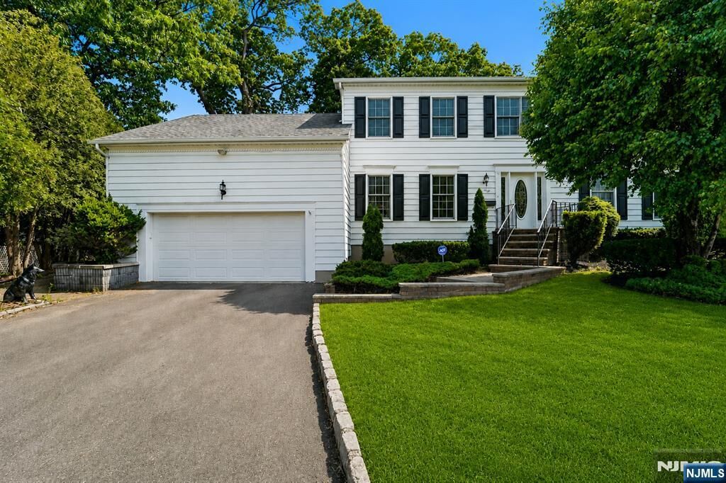 Property Photo:  62 Parkway  NJ 07662 
