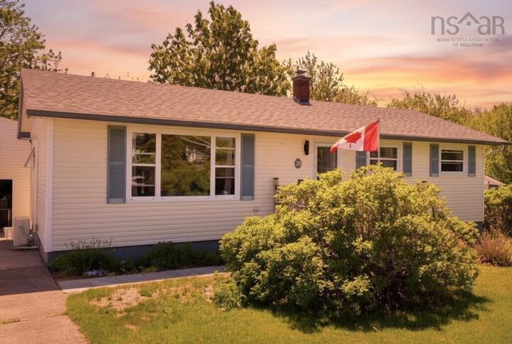 18 Oak Crescent — photo 1