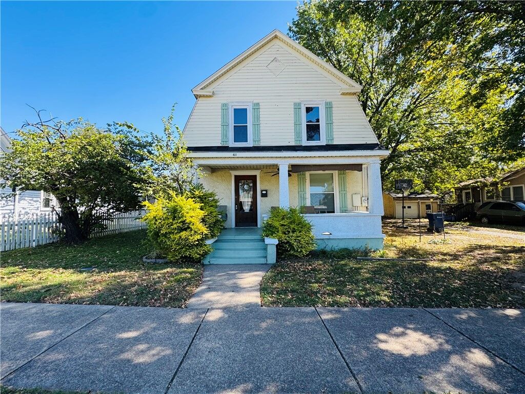 Property Photo:  411 N Broadway Street  AR 72761 