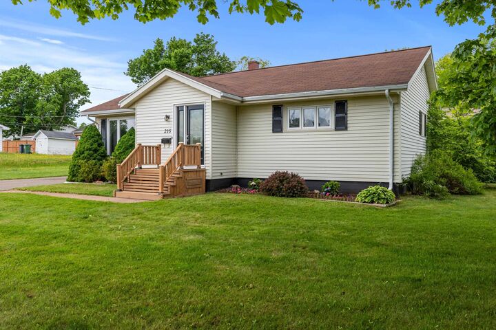Property Photo:  215 Maple Avenue  PE C1N 2H1 