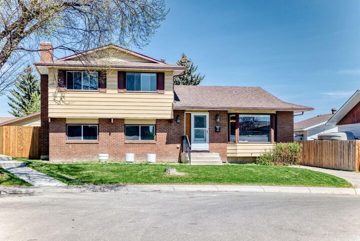Property Photo: 28 Rundlelawn Place NE AB T1Y 3P5