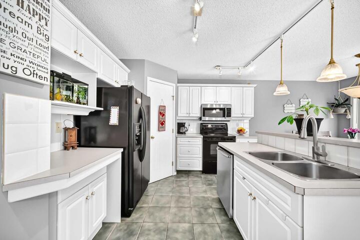 Property Photo: 220 Shawbrooke Manor SW AB T2Y 3L7