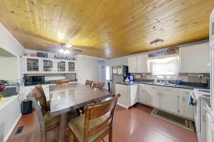 Property Photo: 404 6 Avenue NW 111 AB T0G 2A1