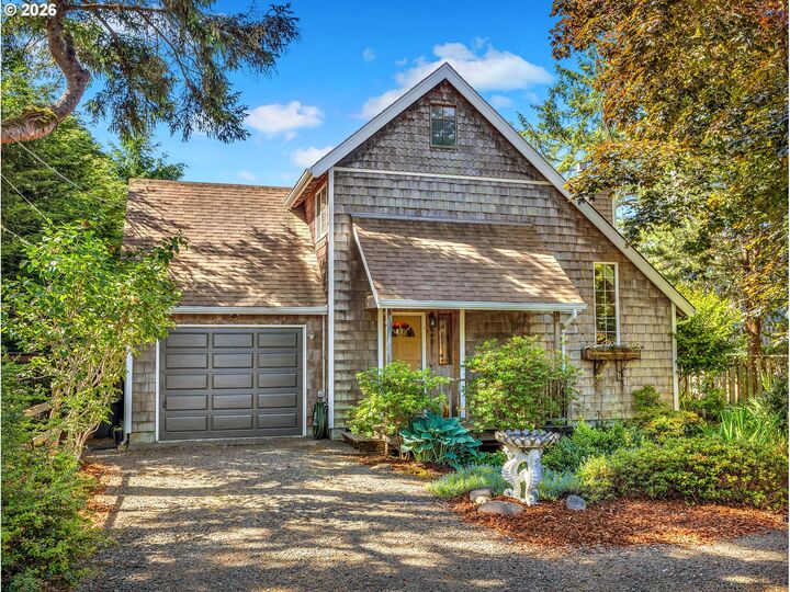 Property Photo:  643 5th St  OR 97138 