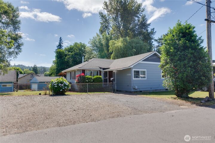 Property Photo:  1108 S 8th Avenue  WA 98626 