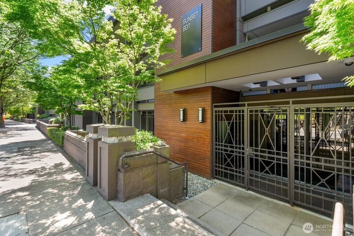 Property Photo:  807  Lake Street S 100  WA 98033 