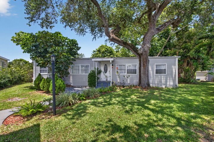 Property Photo:  170 Maple Avenue W  FL 33410 
