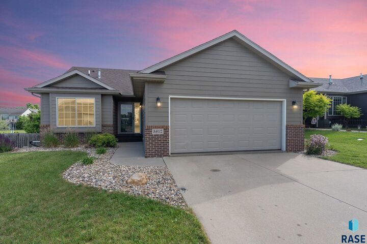 Property Photo:  5812 W Oakcrest Dr  SD 57107 