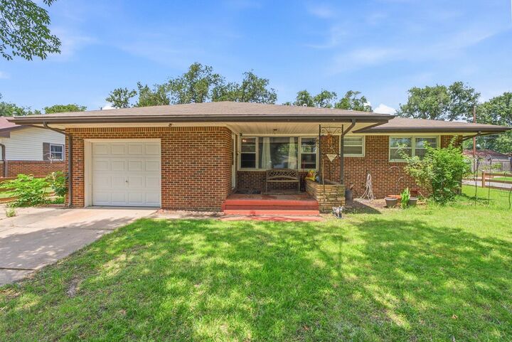 Property Photo:  1302 W Fultz St  KS 67217-2472 