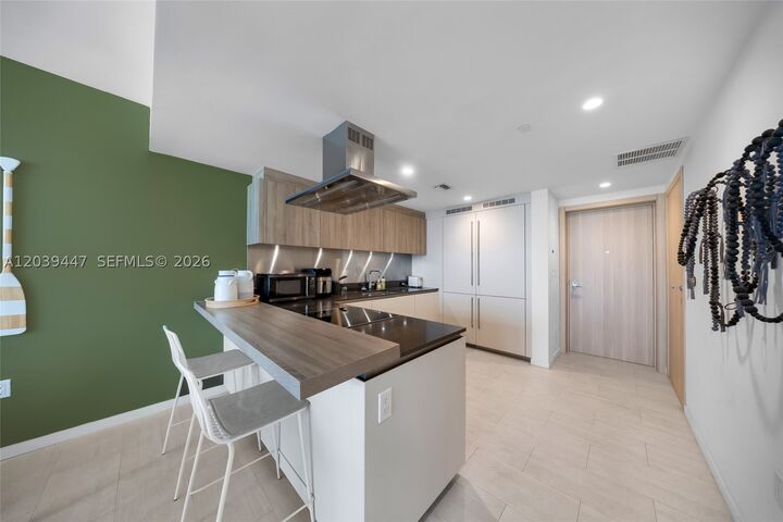 Property Photo: 1000 Brickell Plz 4704 FL 33131