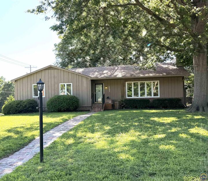 Property Photo:  1401 N 2nd St  KS 66002 