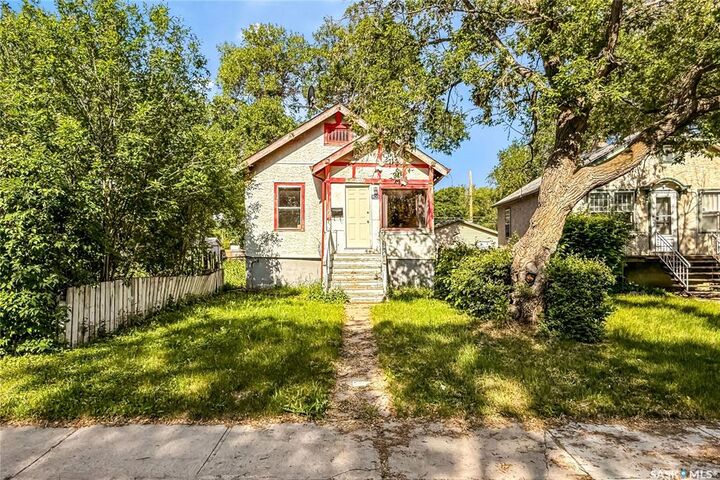 Property Photo: 1132 Queen Street SK S4T 4B2