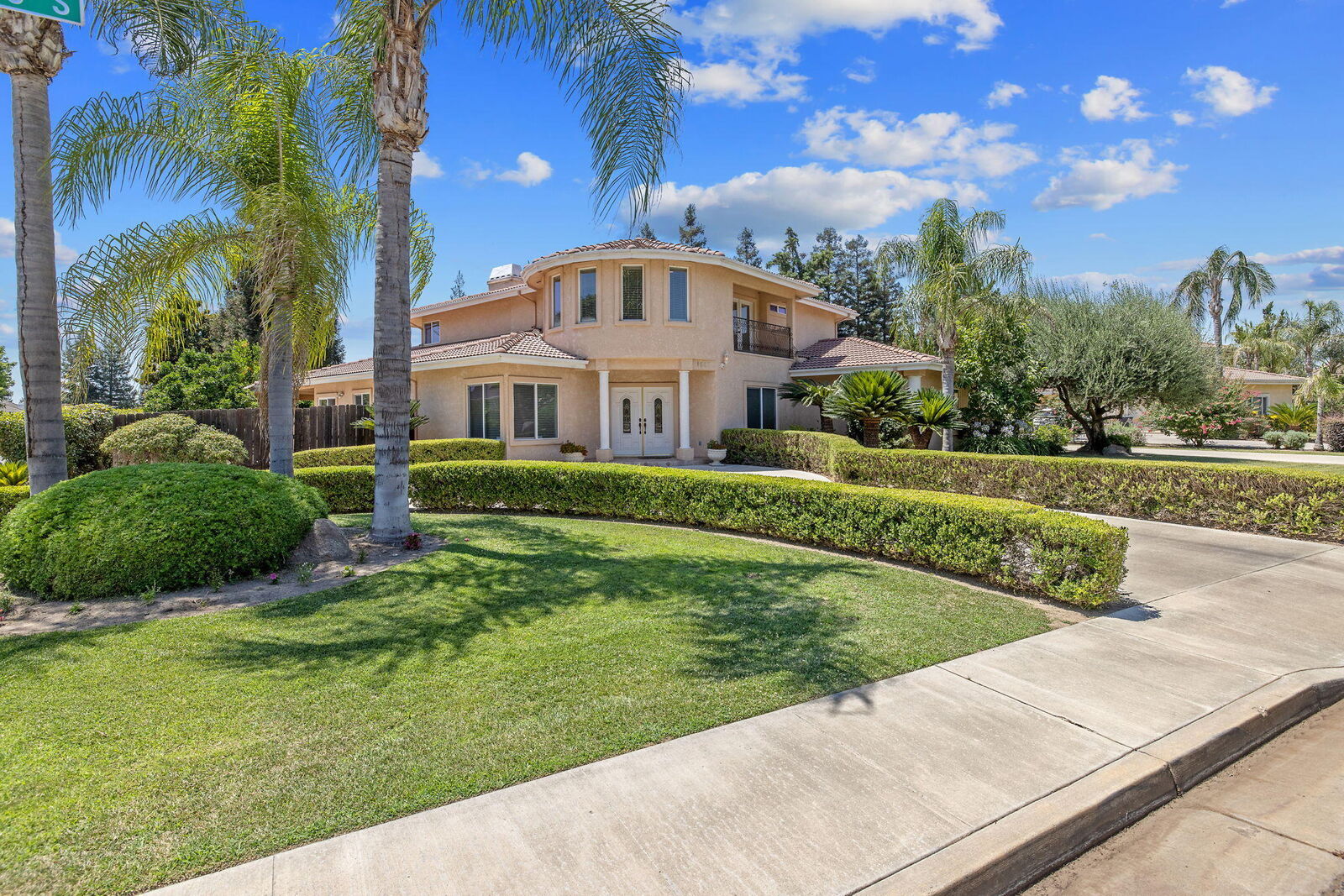 Property Photo: 1647 S Bluegrass Court CA 93277