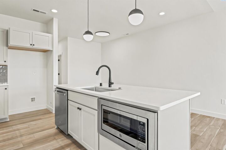 Property Photo:  4460 Conifer St  WA 99353 