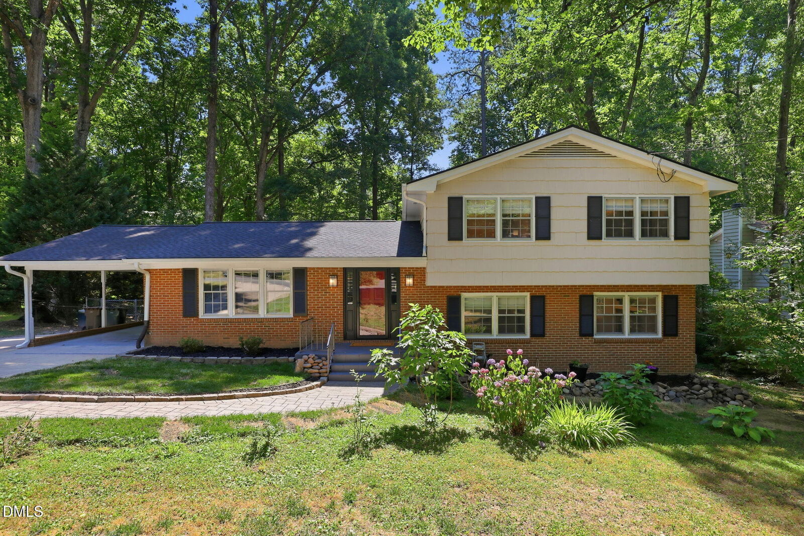 Property Photo: 805 Ellynn Drive NC 27511