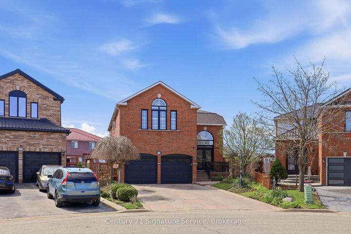 Property Photo: 784 Avonshire Court ON L5V 2P2
