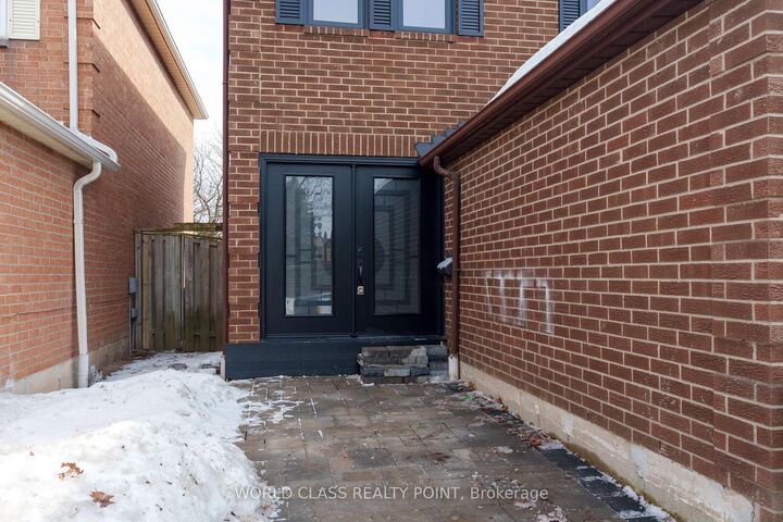 Property Photo: 4272 Sawmill Valley Drive ON L5L 3M9
