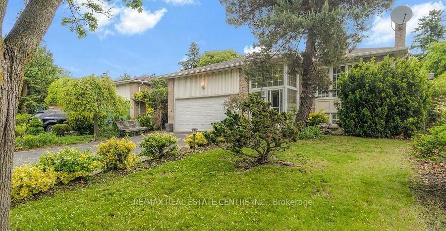 Property Photo: 1011 Pearson Drive ON L6H 2Y9