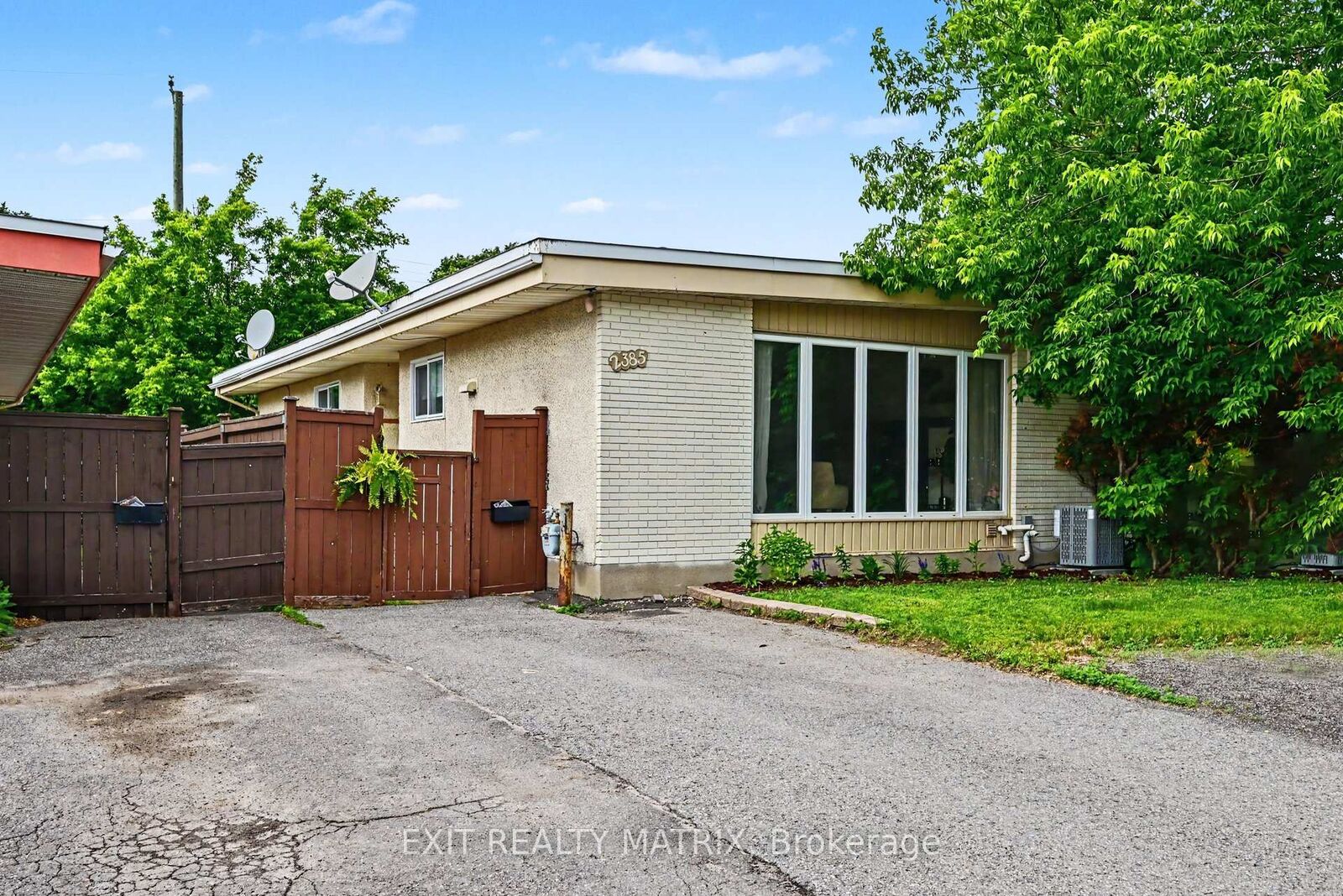 Property Photo: 2385 Walkley Road ON K1H 2H1
