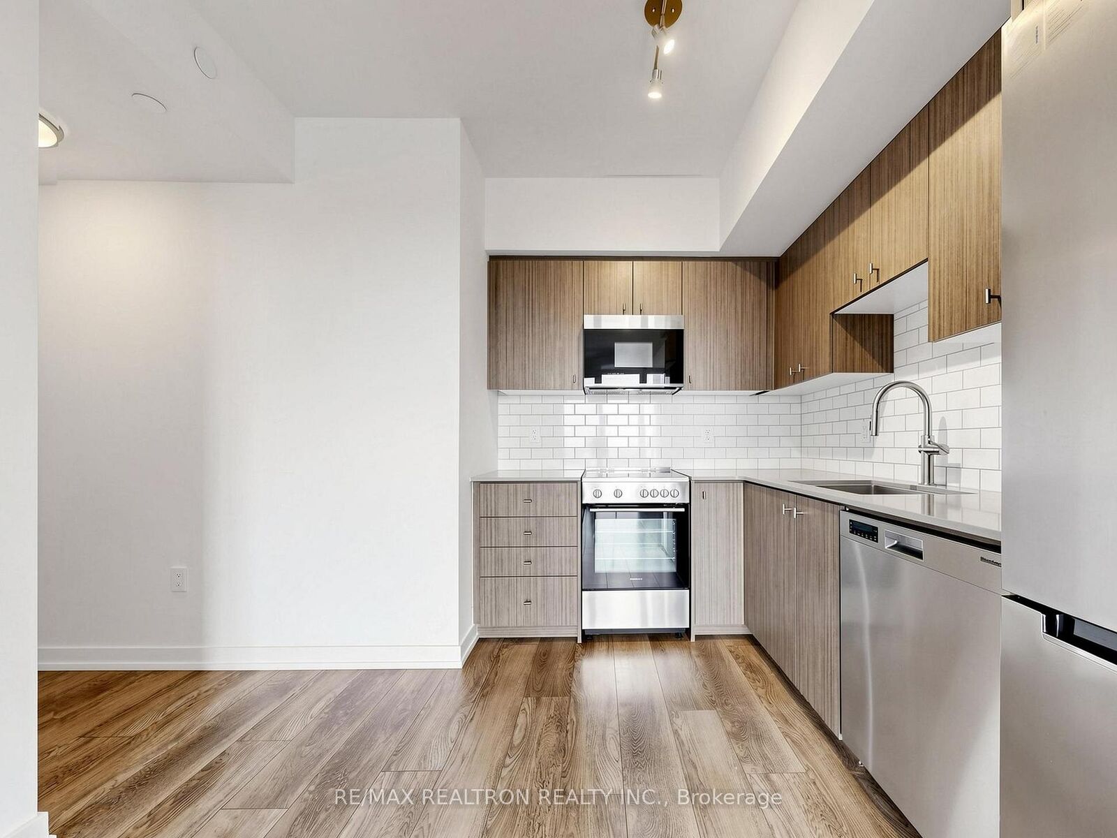 Property Photo: 15 Wellington Street S 1210 ON N2G 0E4