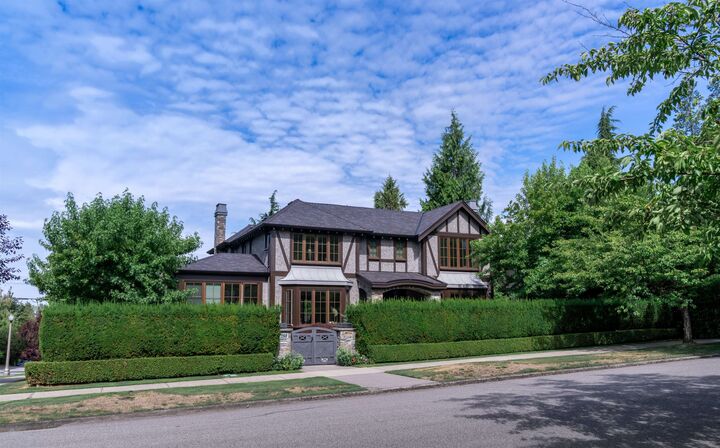 4281 Pine Crescent — photo 1