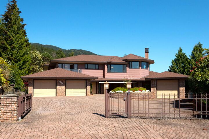 4228 Rockridge Crescent — photo 1