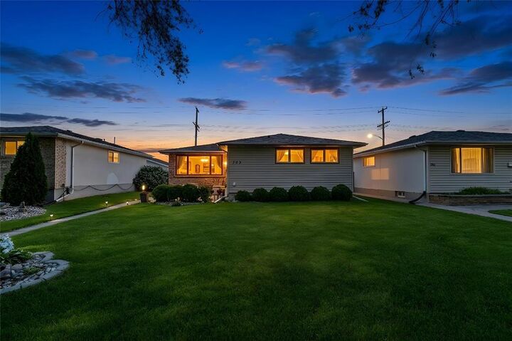 Property Photo:  105 Gilia Drive  MB R2V 2V3 