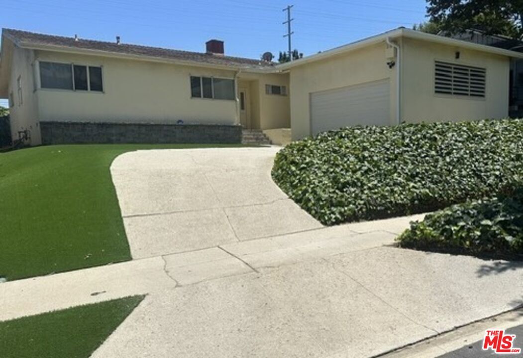 Property Photo:  3806 Carmona Ave  CA 90008 