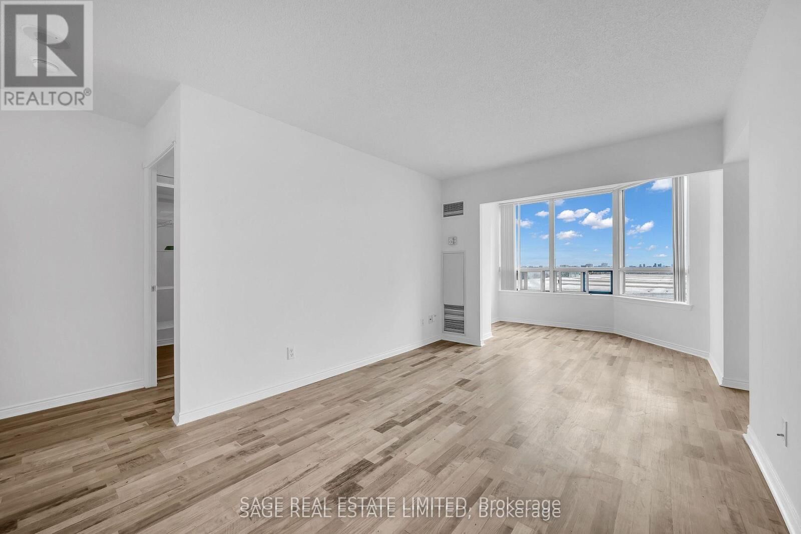 Property Photo:  135 Hillcrest Avenue 1016  ON L5B 4B1 