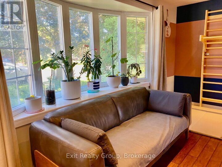 Property Photo:  11 Somerset Street  ON K8V 5T7 