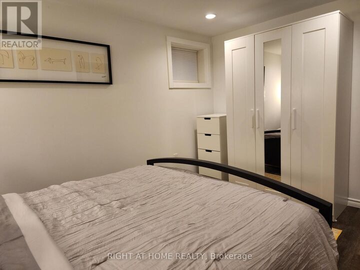 Property Photo: 1599 Sandgate Crescent Lower ON L5J 2E3