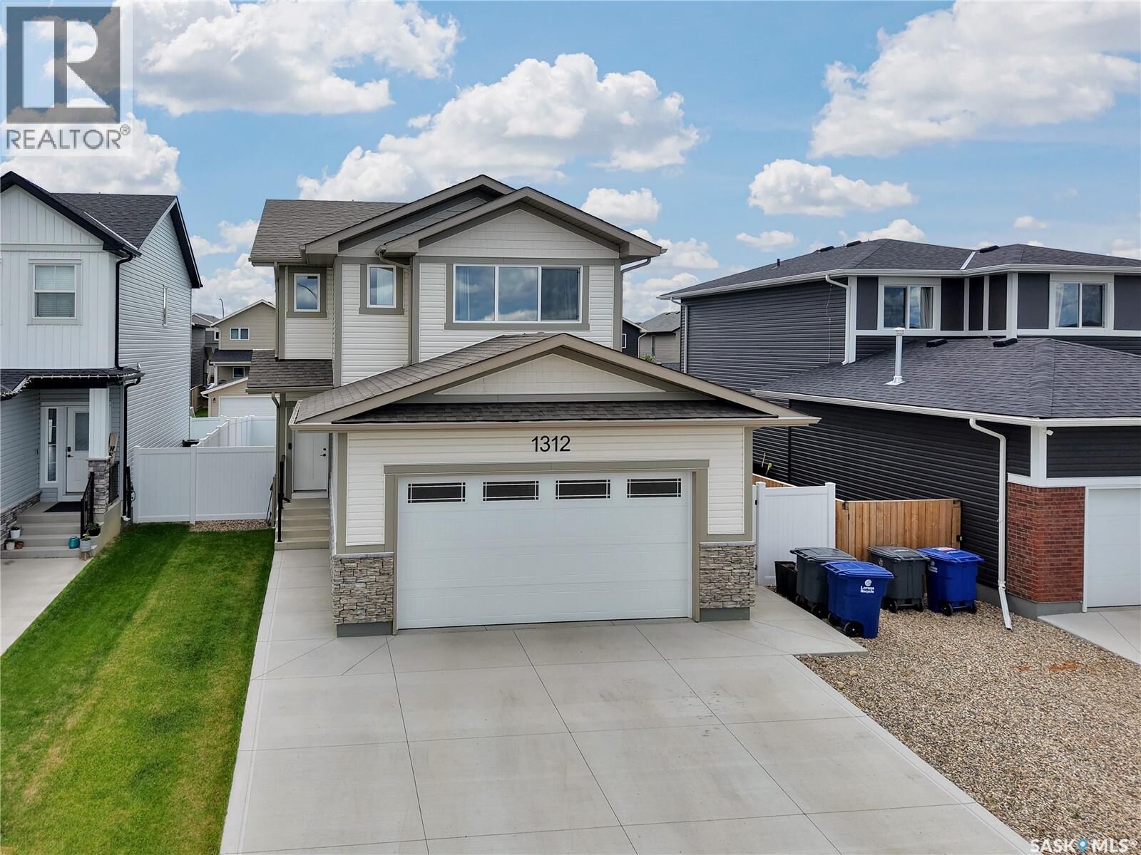 Property Photo:  1312 Parr Hill Drive  SK S0K 2T1 