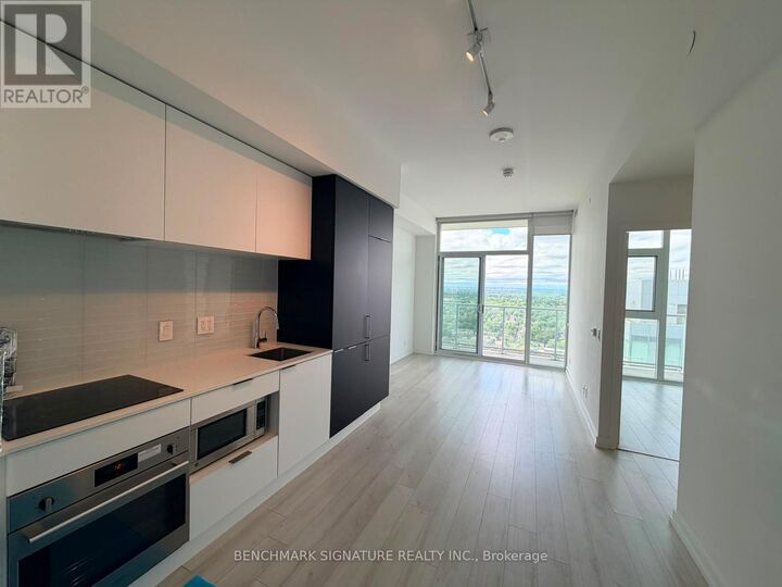 Property Photo:  33 Helendale Avenue 2613  ON M4R 0A4 