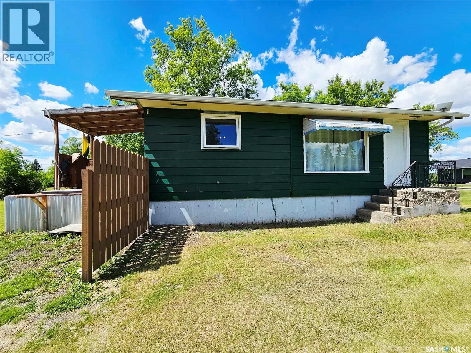 Property Photo:  409 Royal Place  SK S0A 1B0 